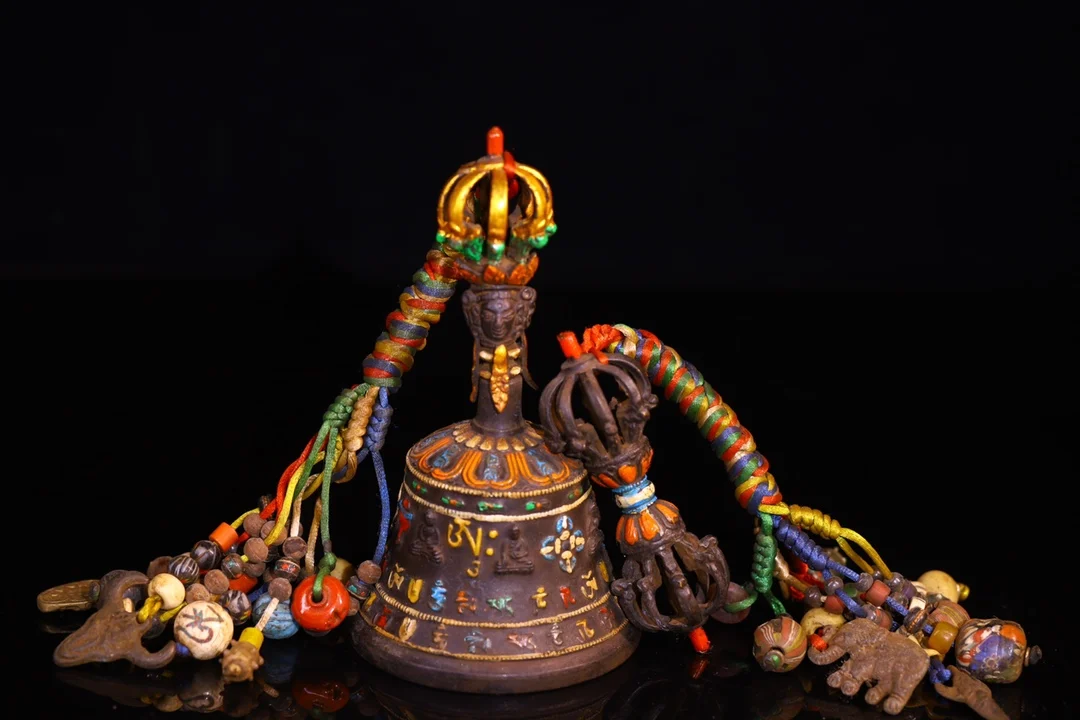 7"Tibetan Temple Collection Old Bronze Painted Cinnabar Six Word Proverbs Shakyamuni Buddha Bell Vajra Worship Hall Town house
7"Tibetan Temple Collection Old Bronze Painted Cinnabar Six Word Proverbs Shakyamuni Buddha Bell Vajra Worship Hall Town house