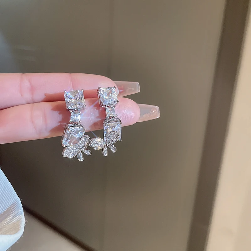 DREJEW Sparkling Zircon Bowknot Dangle Earrings Luxurious Rhinestone Geometric Block Drop Earrings Banquet Piercing Ear Ornament
DREJEW Sparkling Zircon Bowknot Dangle Earrings Luxurious Rhinestone Geometric Block Drop Earrings Banquet Piercing Ear Ornament