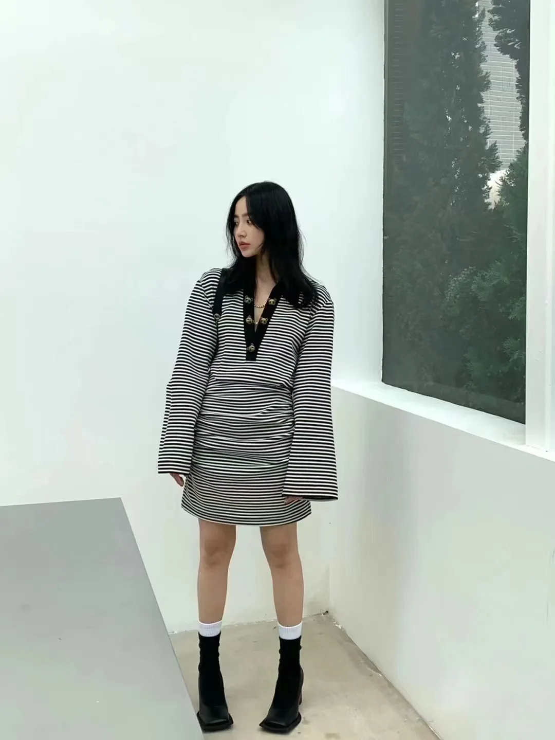 Fashion Classic Trendy Luxury Designer Cloth Vintage Black and White Stripe Dress Women's Casual Metal Button Skirt
Fashion Classic Trendy Luxury Designer Cloth Vintage Black and White Stripe Dress Women's Casual Metal Button Skirt