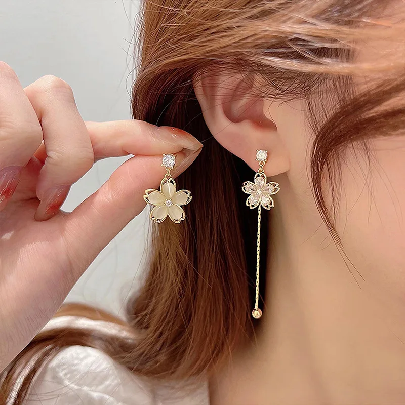 Fashion Zircon Asymmetric Flower Earrings for Women Korean Temperament Earrings All-Match Girls Jewelry
Fashion Zircon Asymmetric Flower Earrings for Women Korean Temperament Earrings All-Match Girls Jewelry