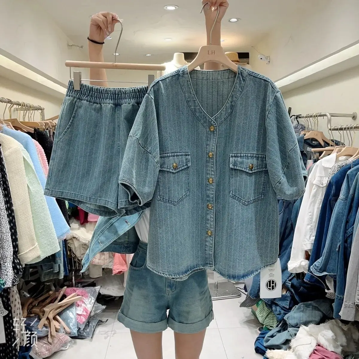 Женский джинсовый комплект с V-образным вырезом и коротким рукавом-фонариком
Женский джинсовый комплект с V-образным вырезом и коротким рукавом-фонариком