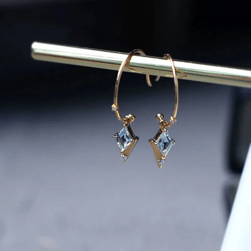 Серьги-гвоздики из серебра 925 пробы с натуральным аквамарином
Серьги-гвоздики из серебра 925 пробы с натуральным аквамарином