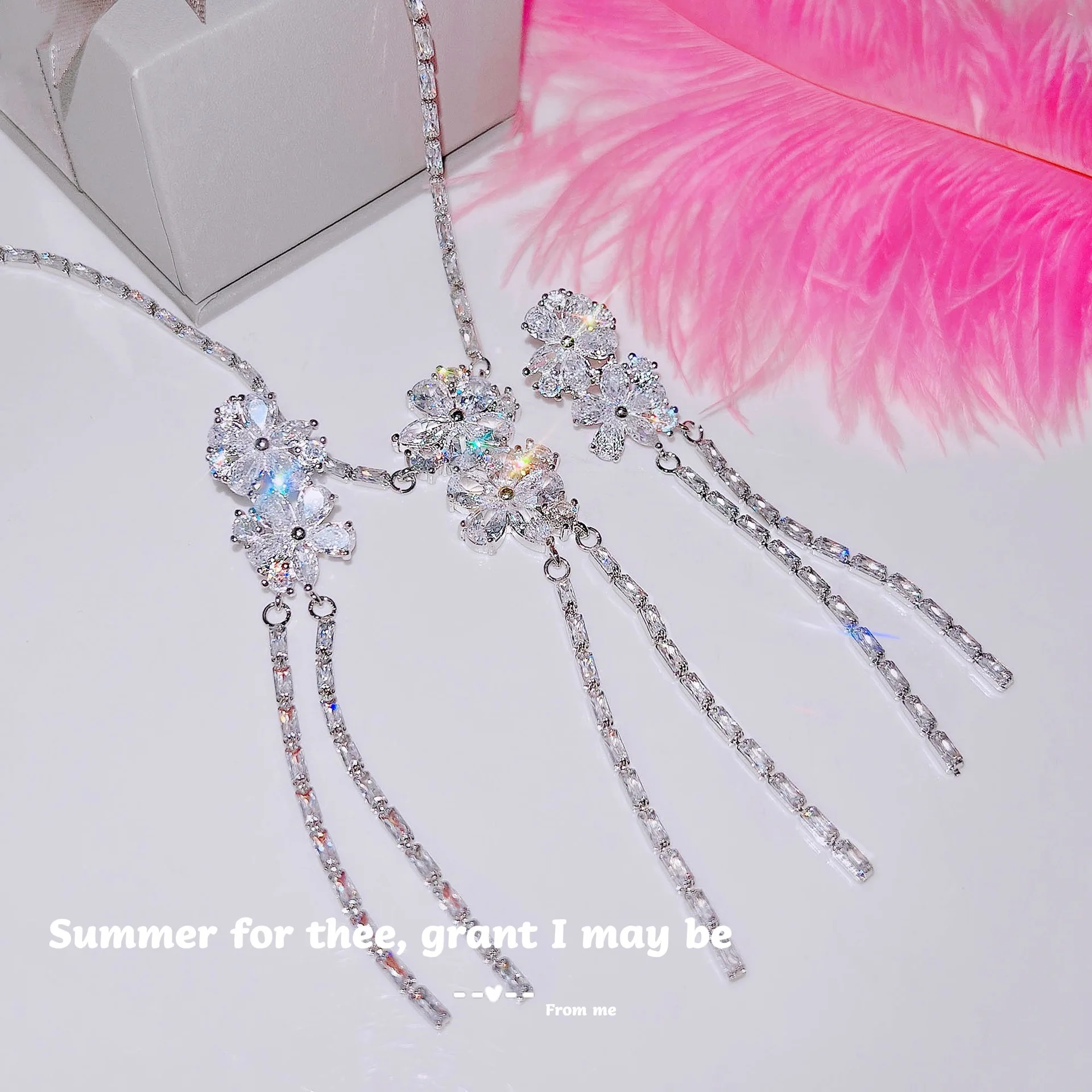Foydjew Designer High-end Jewelry Sets Super Fairy Flower Tassel Earrings Inlay Full Diamond Zircon Pendant Necklaces Chain Set
Foydjew Designer High-end Jewelry Sets Super Fairy Flower Tassel Earrings Inlay Full Diamond Zircon Pendant Necklaces Chain Set