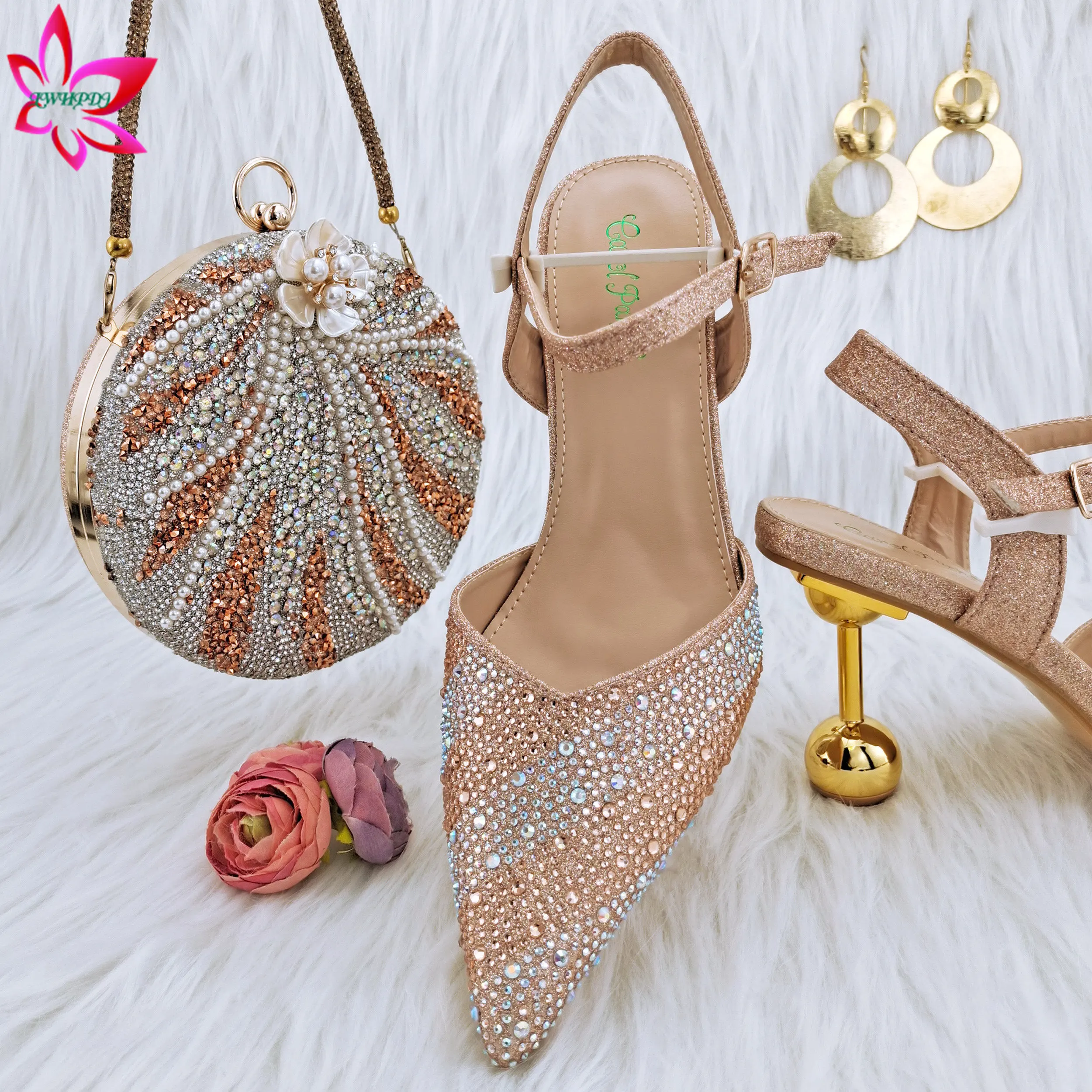 Mature New Coming Italian Women Shoes Matching Bag Set with Shinning Crystal with Thin Heels for Garden Party in Rose Gold
Mature New Coming Italian Women Shoes Matching Bag Set with Shinning Crystal with Thin Heels for Garden Party in Rose Gold