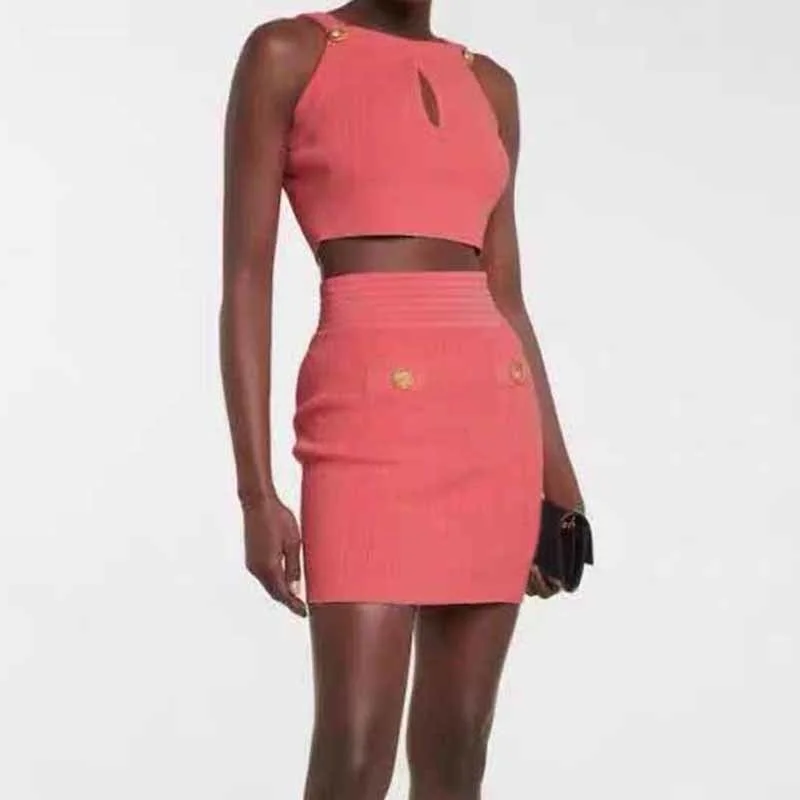 22 Spring Fashion Knitted Sleeveless Skirts Sets Luxury Golden Zipper Buttons Mini Hip Skirt Sexy Silm Hollow Crop Halter Tops
22 Spring Fashion Knitted Sleeveless Skirts Sets Luxury Golden Zipper Buttons Mini Hip Skirt Sexy Silm Hollow Crop Halter Tops