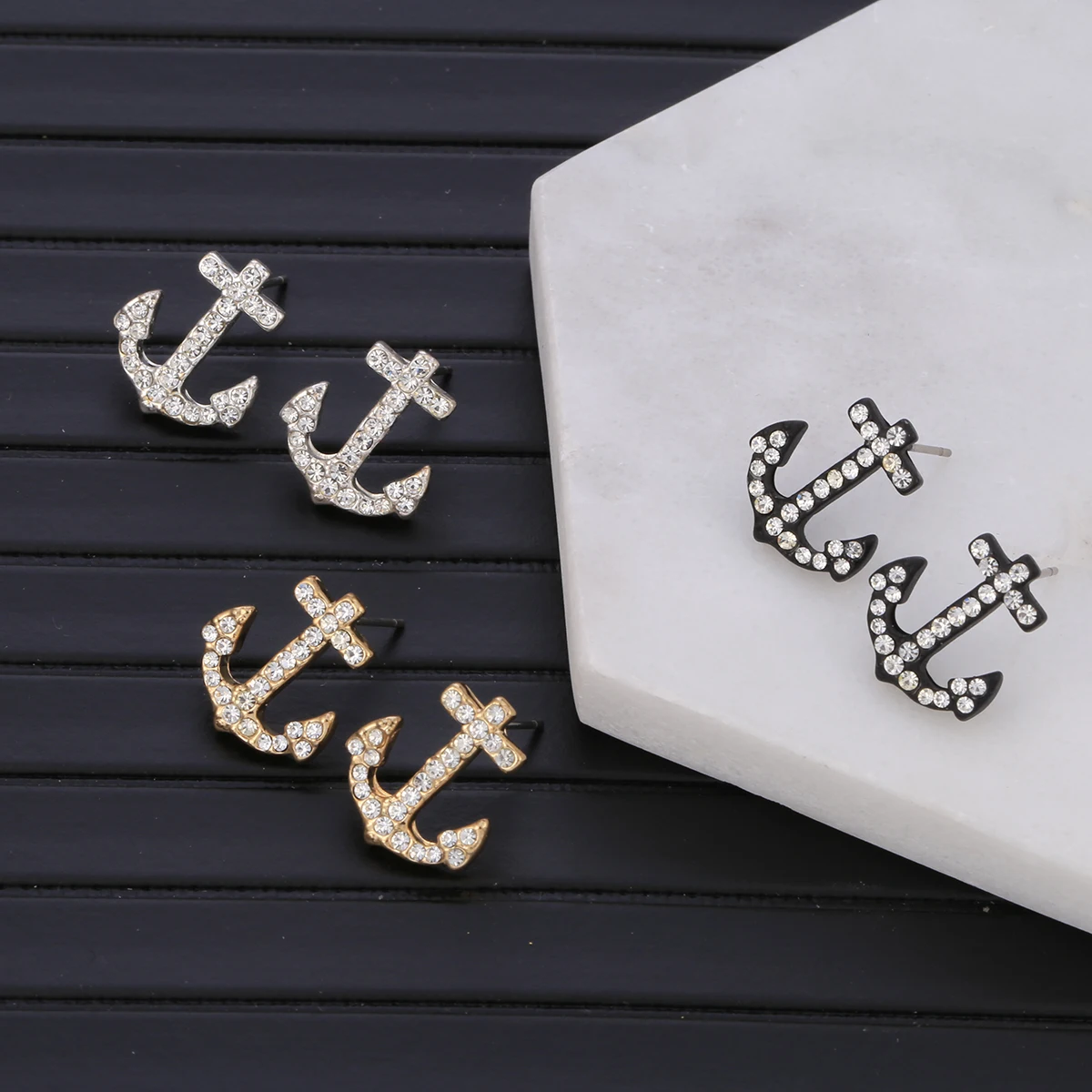 Женские винтажные серьги-гвоздики с прозрачными кристаллами
Женские винтажные серьги-гвоздики с прозрачными кристаллами