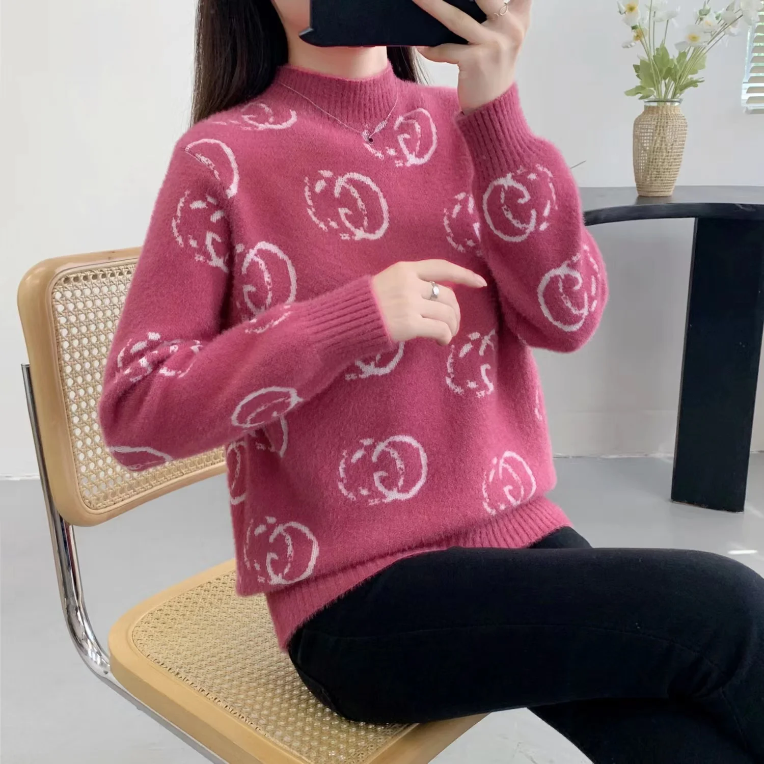 Women's New Autumn And Winter Westernized Knitwear Fashion Mink Plush Sweater Women's Underlay Loose Thickened Long Sleeve Top
Women's New Autumn And Winter Westernized Knitwear Fashion Mink Plush Sweater Women's Underlay Loose Thickened Long Sleeve Top