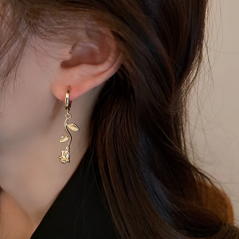 Vintage Rose Flower Dangle Earring for Women Simple Gold Silver Hoop Earring Fashion Trend Girl Party Wedding Jewelry Accessory
Vintage Rose Flower Dangle Earring for Women Simple Gold Silver Hoop Earring Fashion Trend Girl Party Wedding Jewelry Accessory