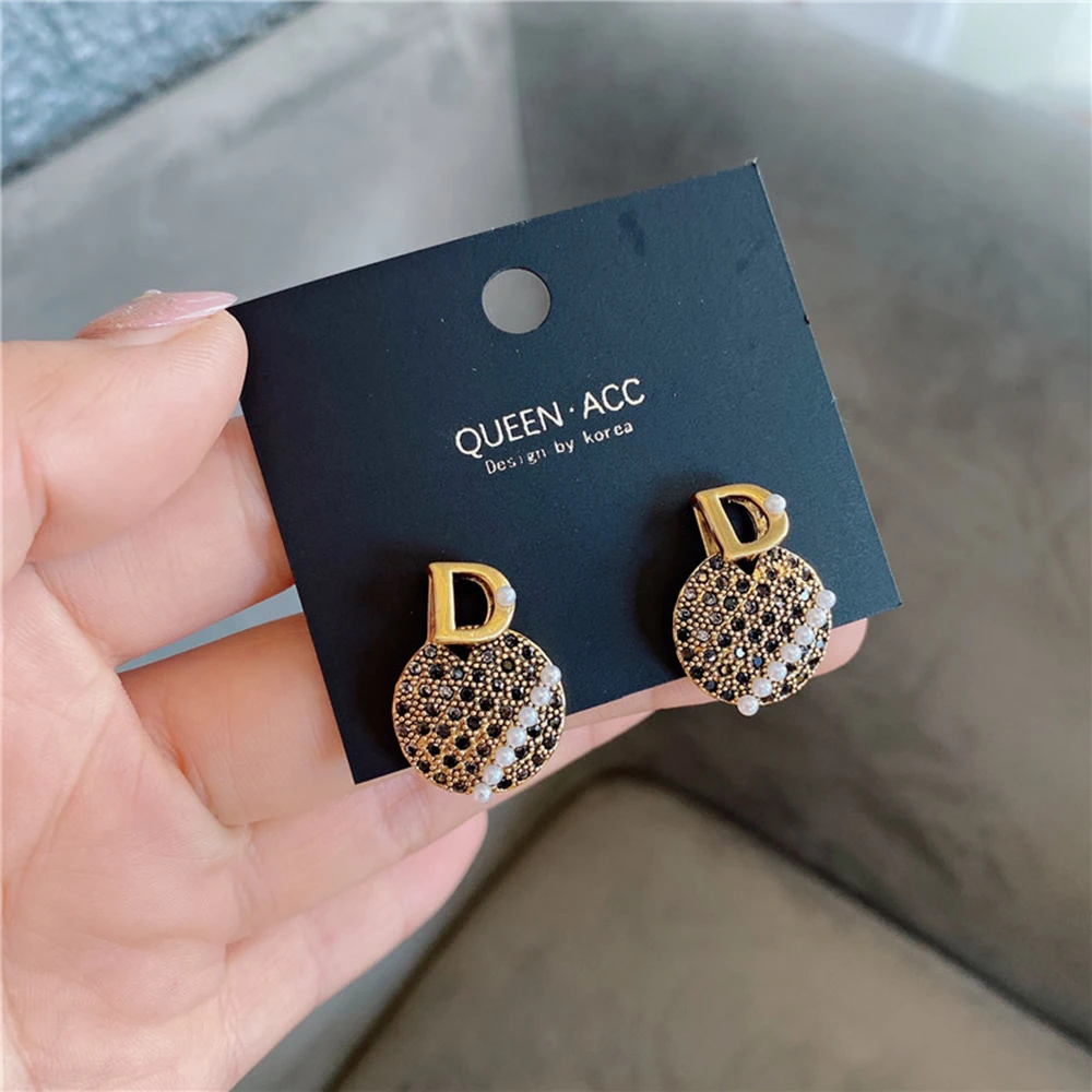 2022 Micro-inlaid Retro Ancient Gold D Geometric Pearl Zircon Stud For Women Fashion Earring Daily Birthday Party Jewelry Gifts
2022 Micro-inlaid Retro Ancient Gold D Geometric Pearl Zircon Stud For Women Fashion Earring Daily Birthday Party Jewelry Gifts
