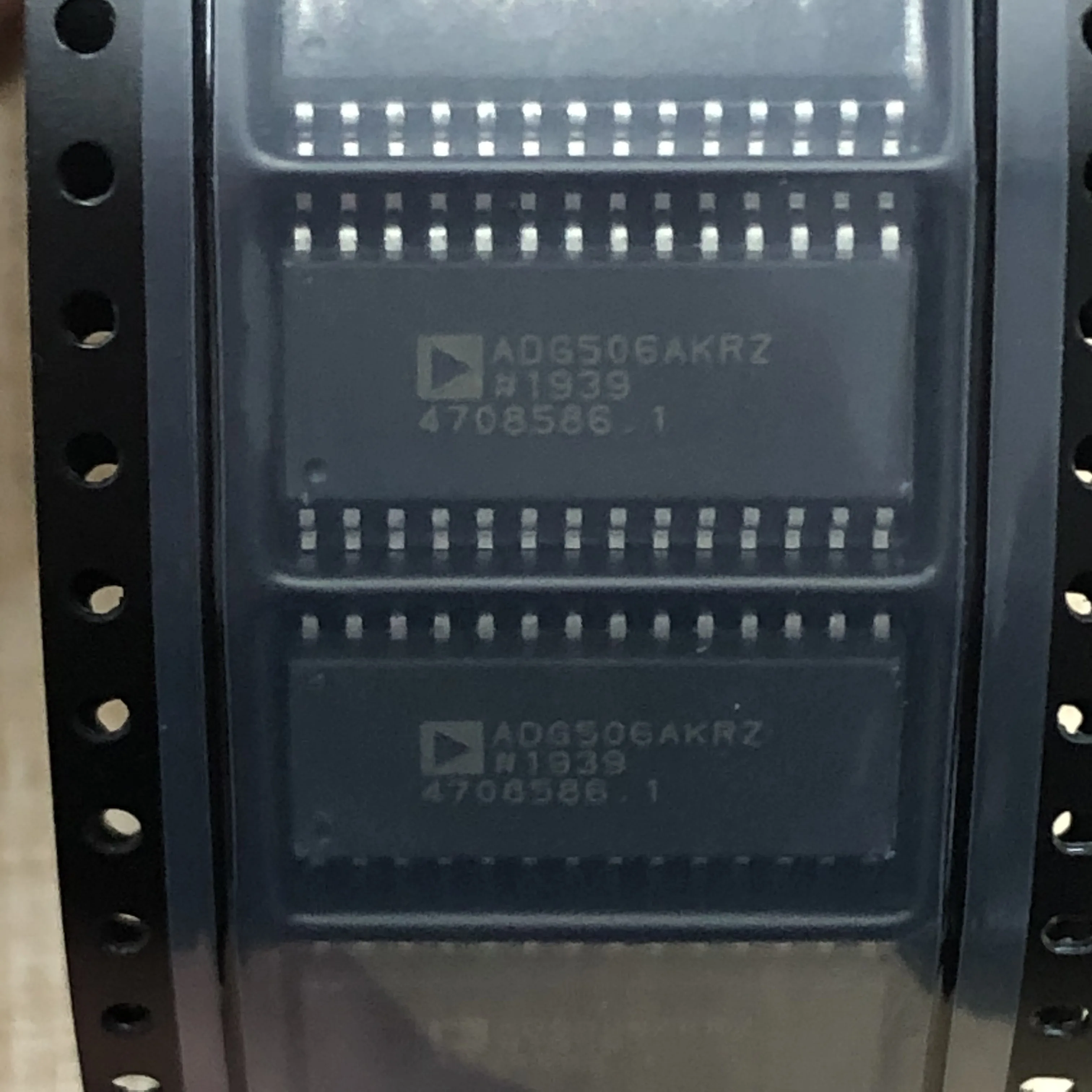 ADG506AKRZ SOIC-28 Analog switch, single channel, 16 channel new original stock
ADG506AKRZ SOIC-28 Analog switch, single channel, 16 channel new original stock