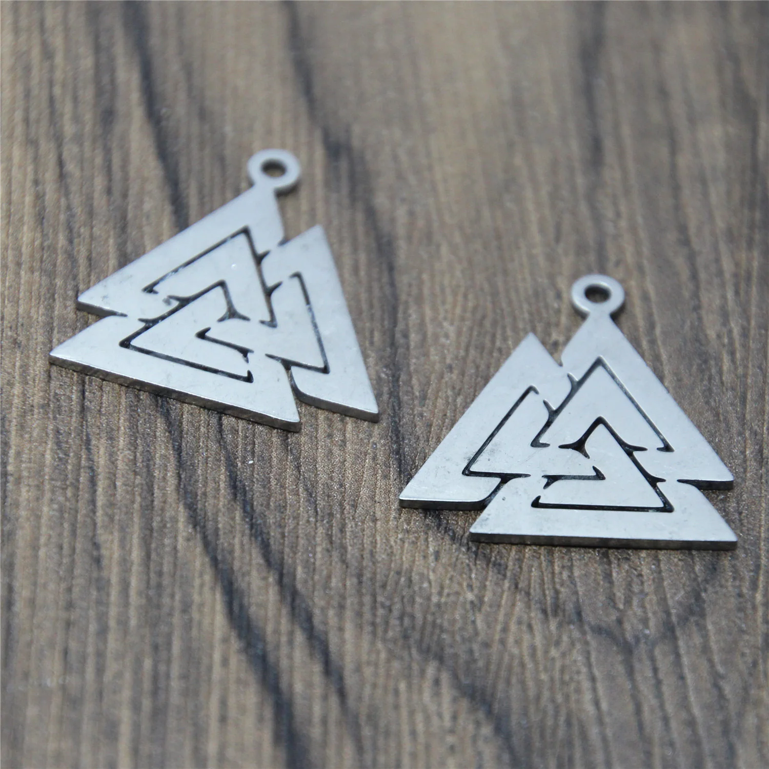 5 шт./лот Valknut подвеска-символ викинга скандинавский логотип эмблема амулет талисман из нержавеющей стали подвеска 26x24 мм
5 шт./лот Valknut подвеска-символ викинга скандинавский логотип эмблема амулет талисман из нержавеющей стали подвеска 26x24 мм
