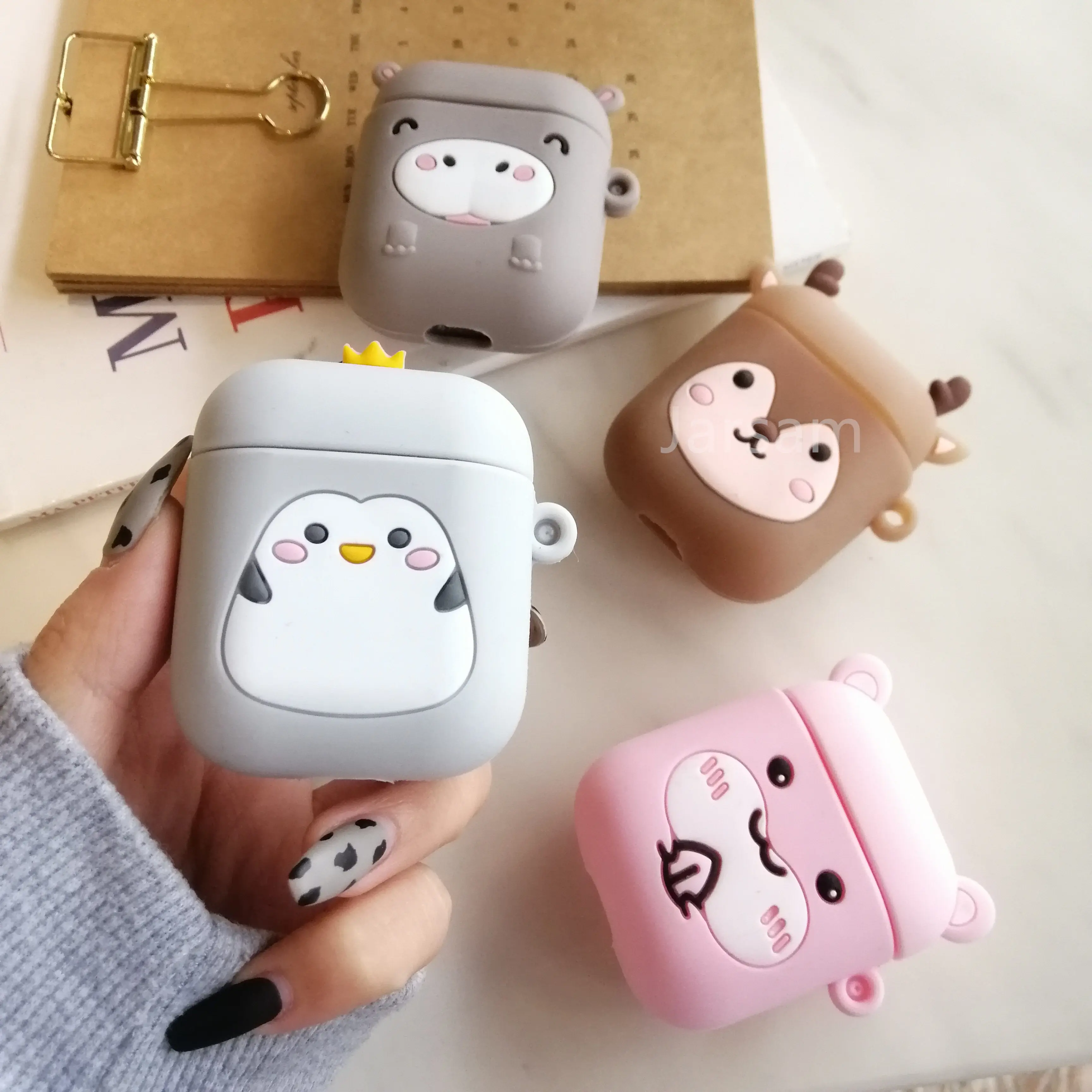 Милый мультяшный чехол для беспроводных наушников AirPods 2, силиконовый чехол для наушников с зарядкой, чехол для Air pod, защитный чехол
Милый мультяшный чехол для беспроводных наушников AirPods 2, силиконовый чехол для наушников с зарядкой, чехол для Air pod, защитный чехол