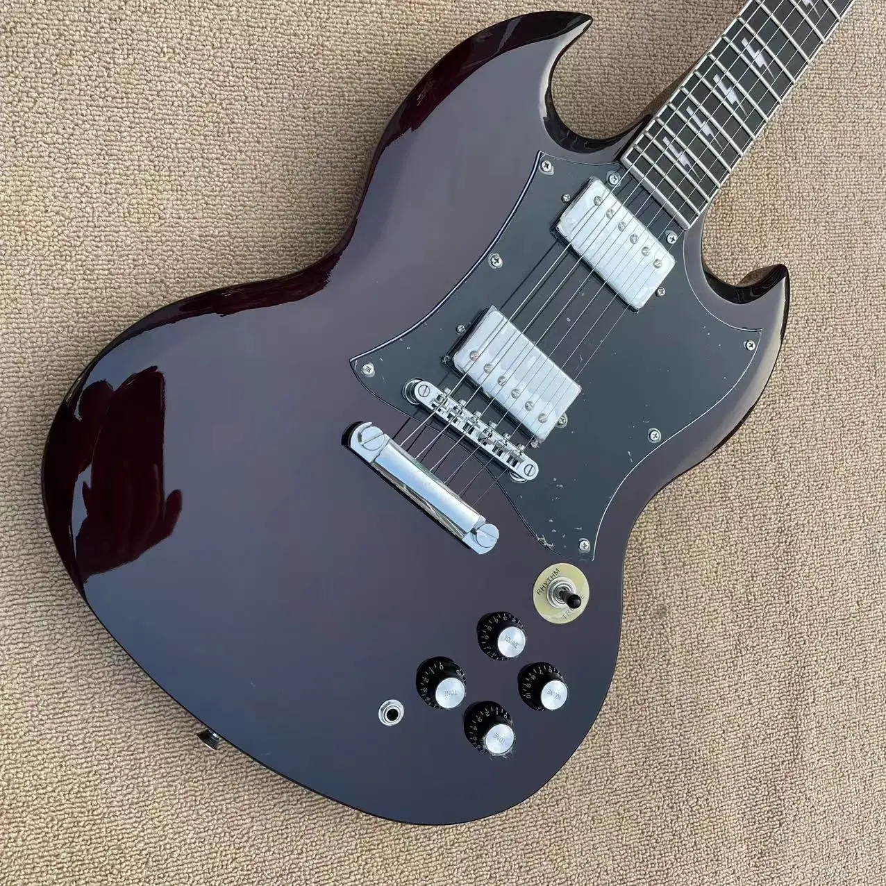 

SG all-in-one electric guitar, brown mahogany body, LP pickup, LP string bridge, black guard, rosewood fingerboard lightning inl