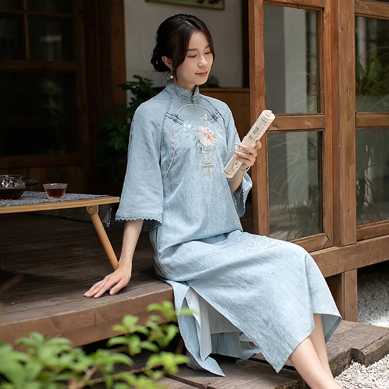 Chinese Style Blue Silky Stand Collar Flower Embroidered Side Slit Dress For Women Casual Loose Cheongsam Dresses Tea Clothes
Chinese Style Blue Silky Stand Collar Flower Embroidered Side Slit Dress For Women Casual Loose Cheongsam Dresses Tea Clothes