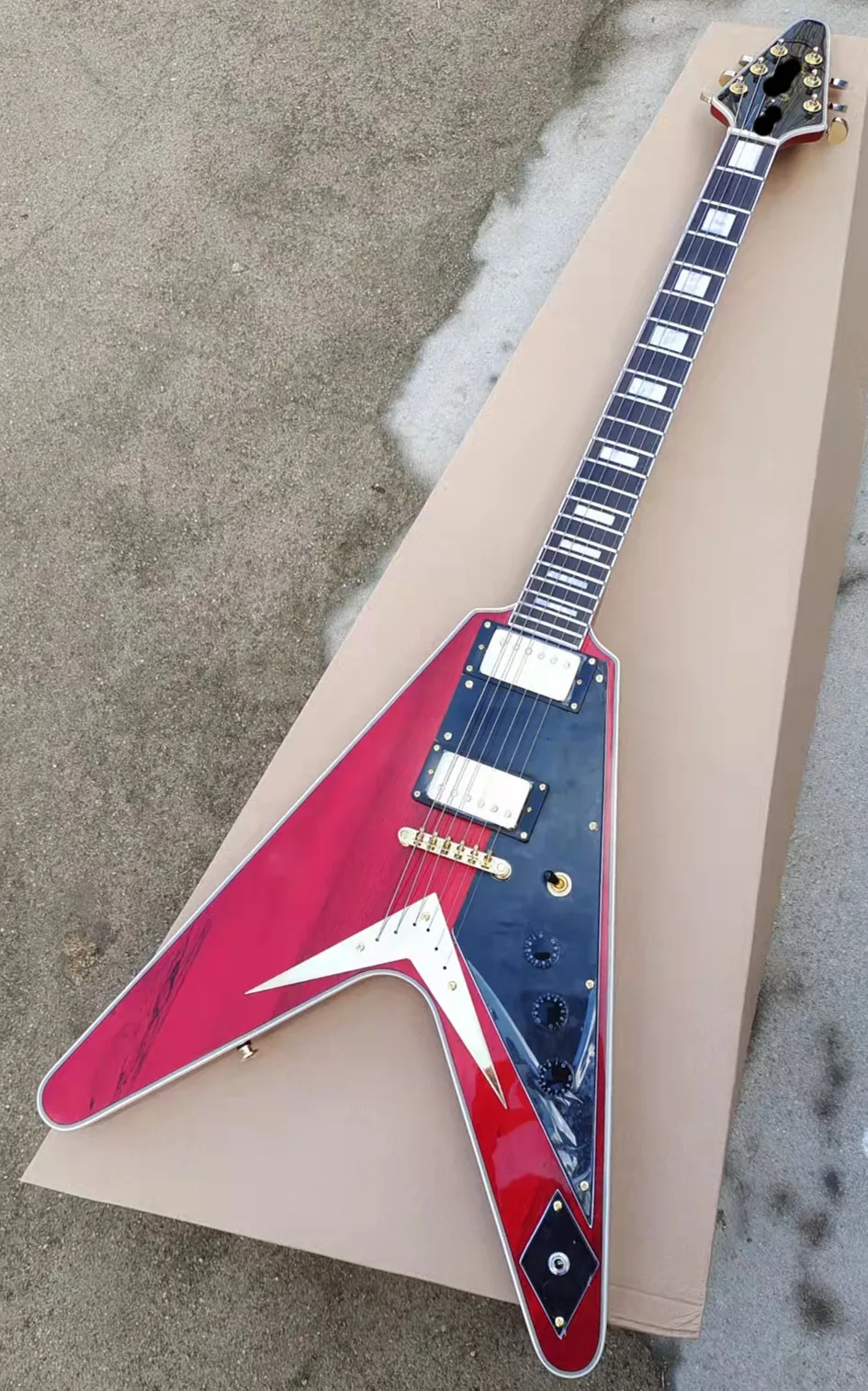 

High quality flying V, electric guitar, mahogany body, rosewood fingerboard, in stock, real shot, fast free shipping, you will g