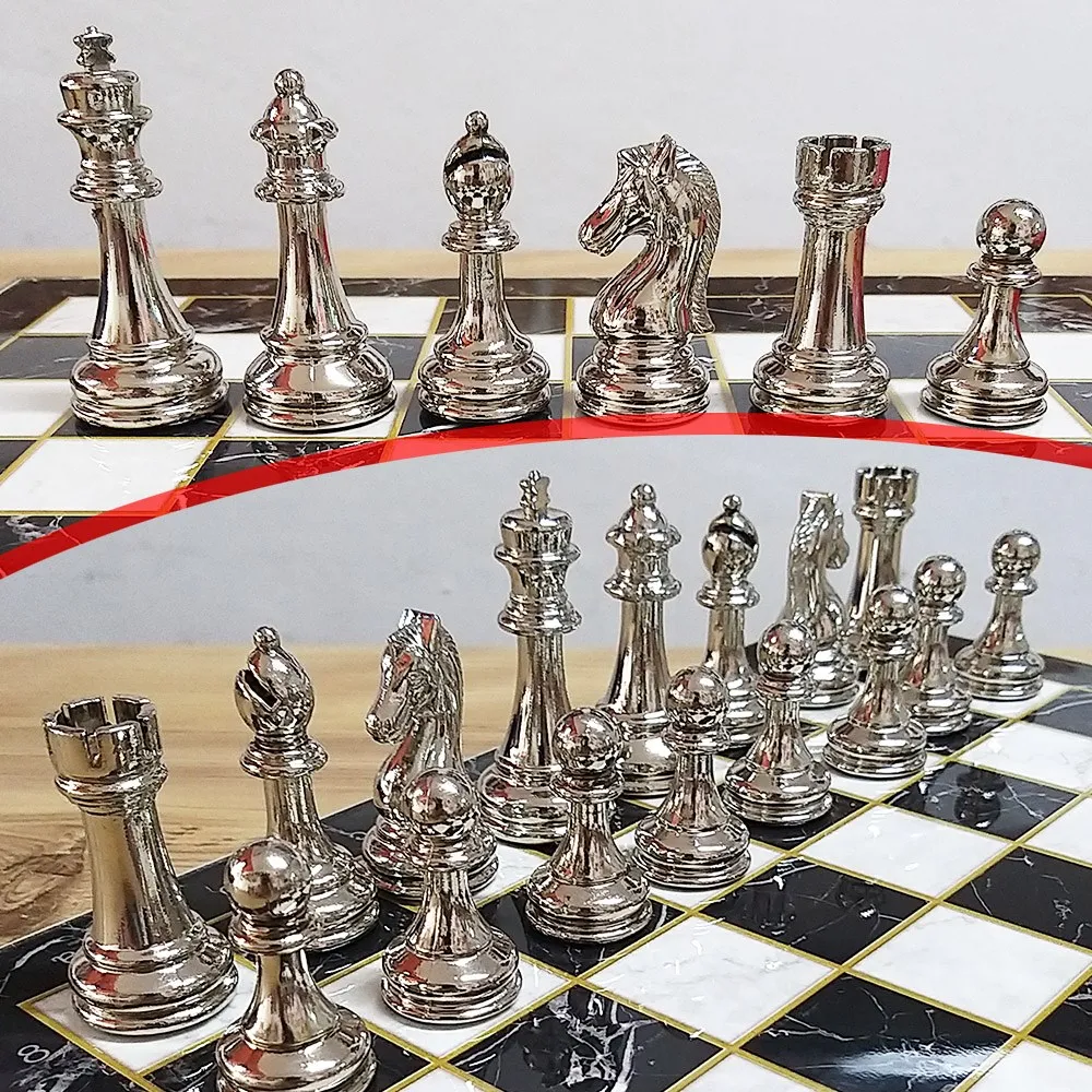 Набор металлических классических шахматных фигур, большой размер 33x33 см, деревянный стол с бронзовыми и серыми камнями
Набор металлических классических шахматных фигур, большой размер 33x33 см, деревянный стол с бронзовыми и серыми камнями