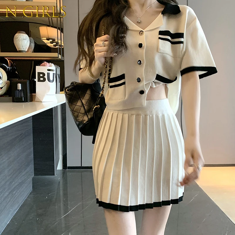 N GIRLS 2022 Thin Knitted Sets Korean Hit Color Short Sleeve Turn-down Collar Cardigan + High Waist A-line Pleated 
N GIRLS 2022 Thin Knitted Sets Korean Hit Color Short Sleeve Turn-down Collar Cardigan + High Waist A-line Pleated