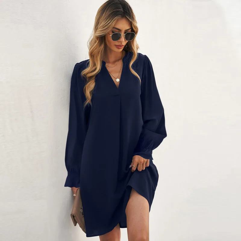 Женское платье средней длины с V-образным вырезом и длинным рукавом
Женское платье средней длины с V-образным вырезом и длинным рукавом