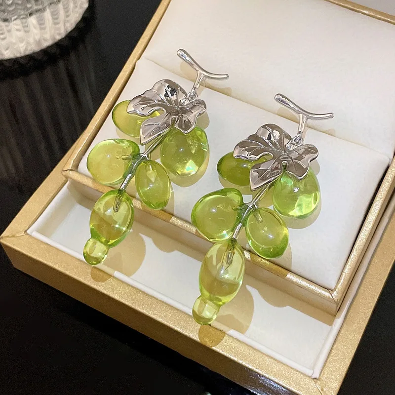 Niche design grape earrings fashion personality fruit pendant light luxury small fresh earrings female
Niche design grape earrings fashion personality fruit pendant light luxury small fresh earrings female