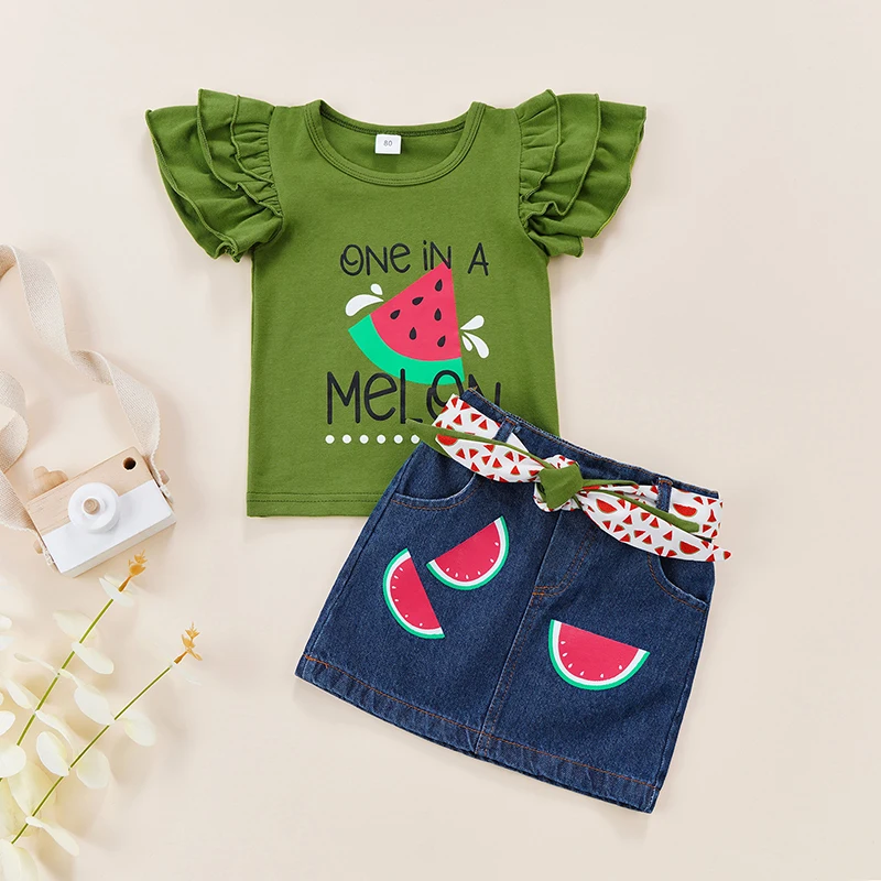 Модный комплект одежды для маленьких девочек, футболка с коротким рукавом с оборками и надписью и принтом арбуза + джинсовая юбка 
Модный комплект одежды для маленьких девочек, футболка с коротким рукавом с оборками и надписью и принтом арбуза + джинсовая юбка