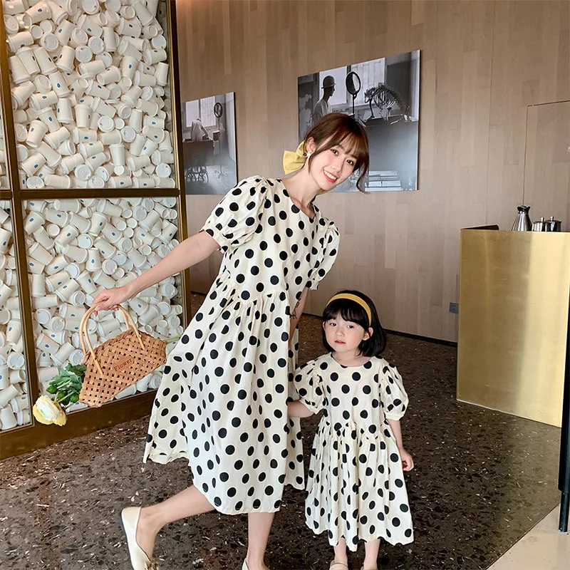 Mom and Daughter Fashion Polka Dotshort Sleeve Casual Dresses Summer High Waist Family Matching Dress
Mom and Daughter Fashion Polka Dotshort Sleeve Casual Dresses Summer High Waist Family Matching Dress