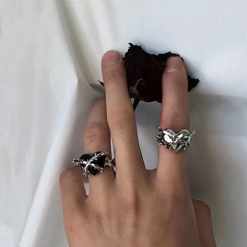 

Ladie Silver Color Love Ring Woman Titanium steel Peach Heart Dark Geometric Twist Ring Ladies and Girls Jewelry AccessoriesGift