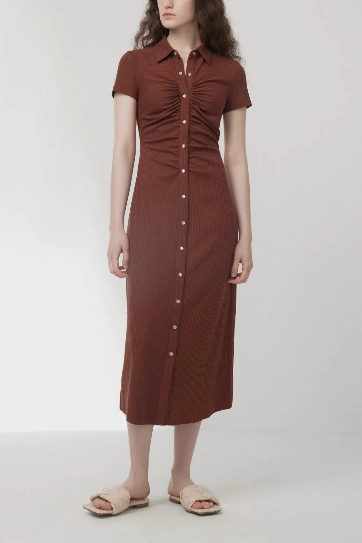 Новинка весна-лето 2023 Плиссированное вязаное платье с жемчужными пуговицами
Новинка весна-лето 2023 Плиссированное вязаное платье с жемчужными пуговицами