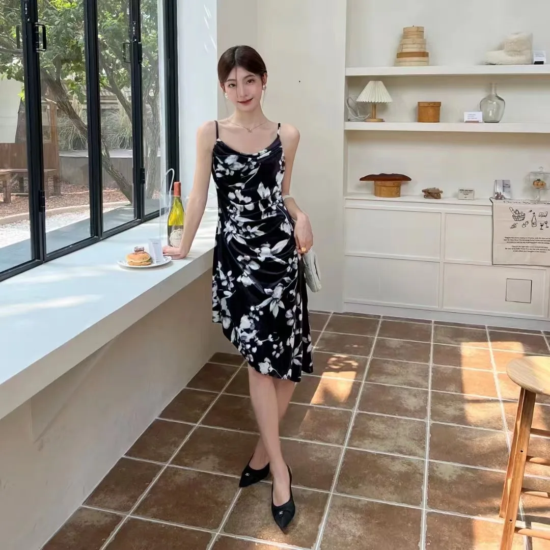 022 French retro advanced black-and-white joker pile collar ink painting velvet suspender skirt
022 French retro advanced black-and-white joker pile collar ink painting velvet suspender skirt