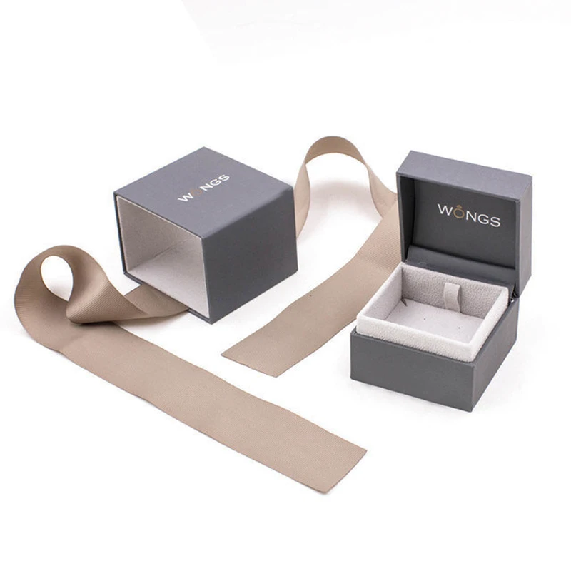 Idreampackaging Роскошная элегантная пластиковая лента ручной работы серого цвета Подарочная коробка для упаковки ювелирных изделий держатель дл...
Idreampackaging Роскошная элегантная пластиковая лента ручной работы серого цвета Подарочная коробка для упаковки ювелирных изделий держатель дл...
