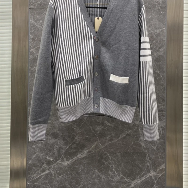 Luxury Brand Men's Stripe Cardigan High Quality Preppy Style Cardigans International Brand Designer Korean Fashion Sweaters
Luxury Brand Men's Stripe Cardigan High Quality Preppy Style Cardigans International Brand Designer Korean Fashion Sweaters