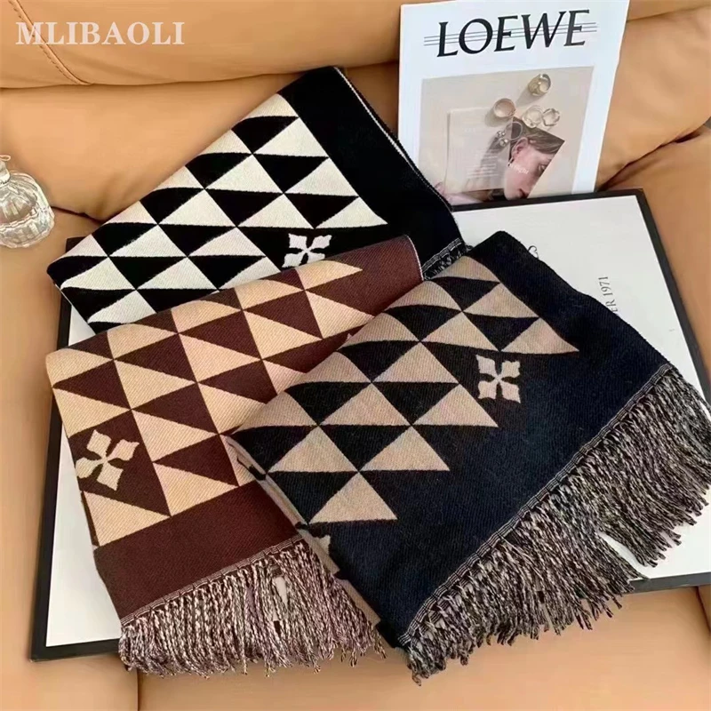 2022Luxury brand design Winter scarf Women's cashmere warm cashmere scarf Scarf Double sided thickened soft shawl package
2022Luxury brand design Winter scarf Women's cashmere warm cashmere scarf Scarf Double sided thickened soft shawl package