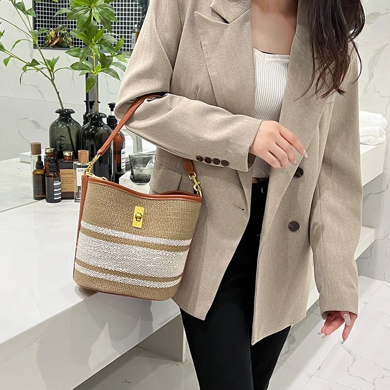 Повседневная модная Плетеная соломенная женская сумка через плечо из льняной ткани, вместительная сумка-ведро через плечо
Повседневная модная Плетеная соломенная женская сумка через плечо из льняной ткани, вместительная сумка-ведро через плечо