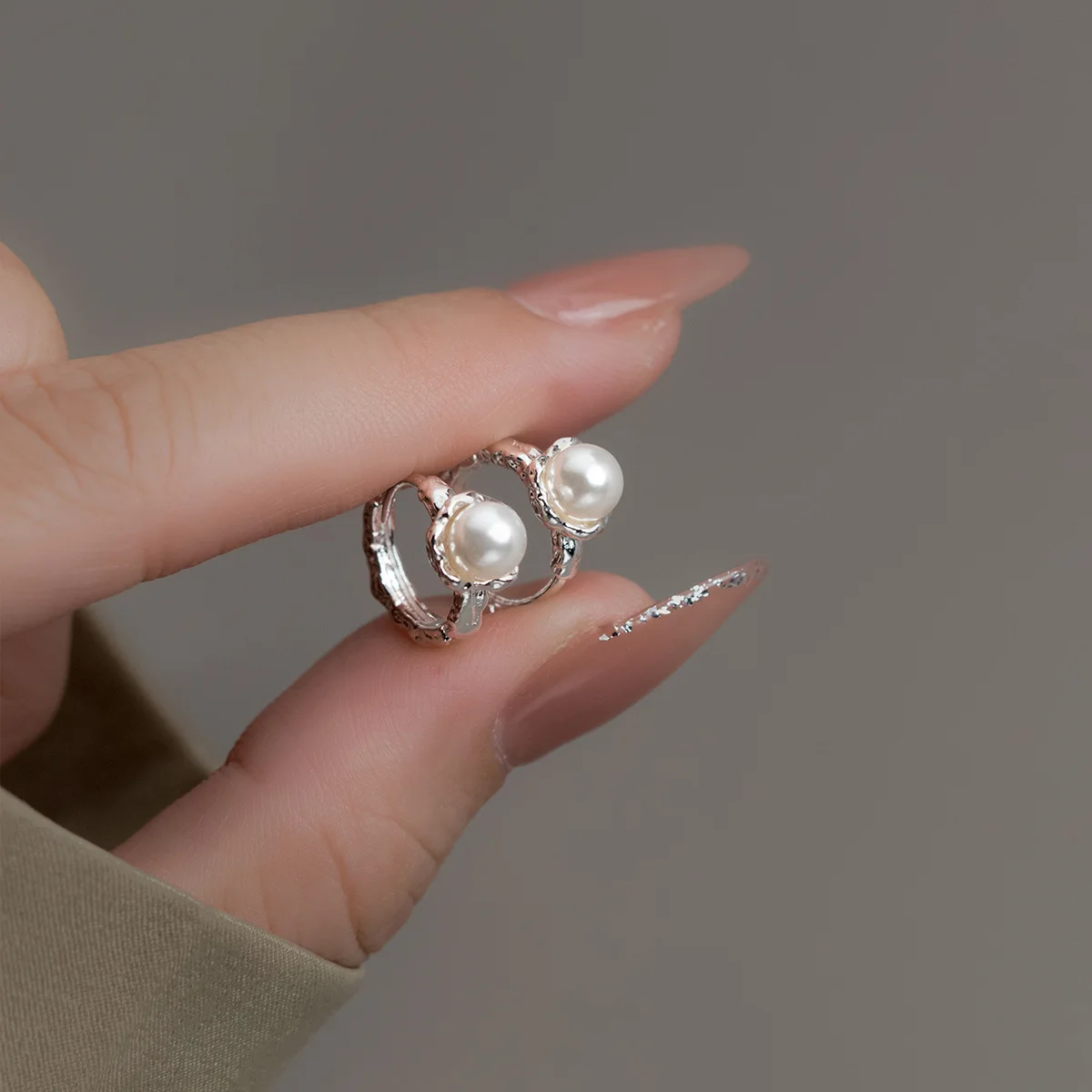 Real 925 Sterling Silver Cute Synthetic Pearl Tinfoil Pattern Small Hoop Earrings Retro Design Jewelry for Women Girls
Real 925 Sterling Silver Cute Synthetic Pearl Tinfoil Pattern Small Hoop Earrings Retro Design Jewelry for Women Girls