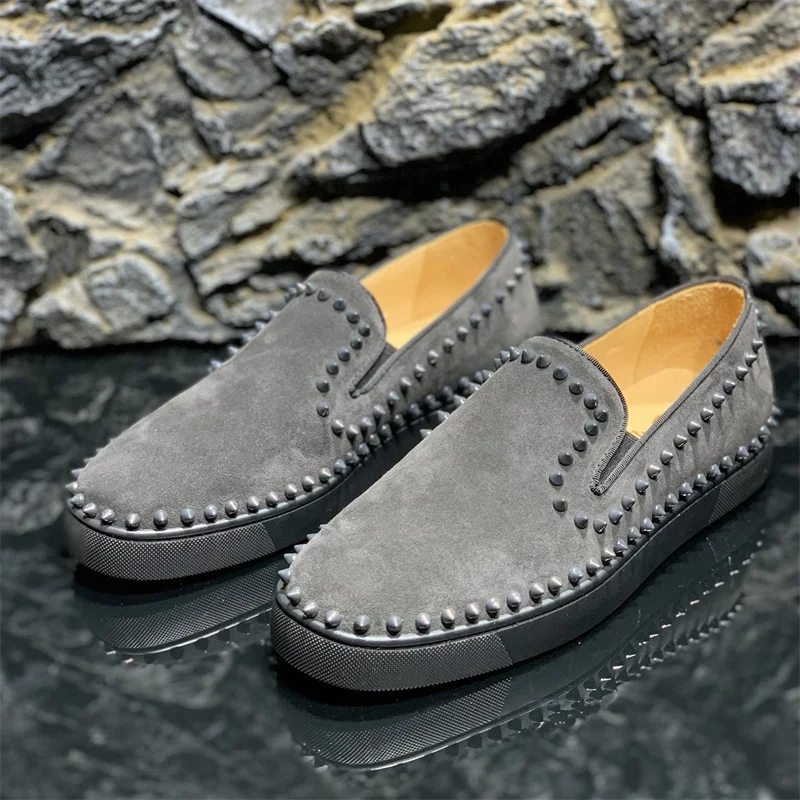 Модные дизайнерские серые замшевые кожаные туфли с заклепками для мужчин повседневные кроссовки с красной подошвой на плоской подошве Рос...
Модные дизайнерские серые замшевые кожаные туфли с заклепками для мужчин повседневные кроссовки с красной подошвой на плоской подошве Рос...