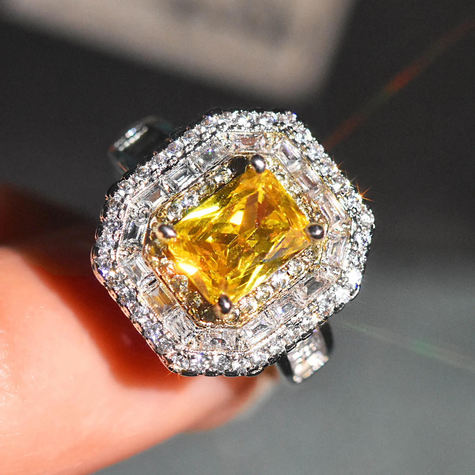 Exquisite Women Vintage Party Rings with Bright Yellow Square-shaped Crystal Retro Style Female Wedding Accessories Jewelry
Exquisite Women Vintage Party Rings with Bright Yellow Square-shaped Crystal Retro Style Female Wedding Accessories Jewelry
