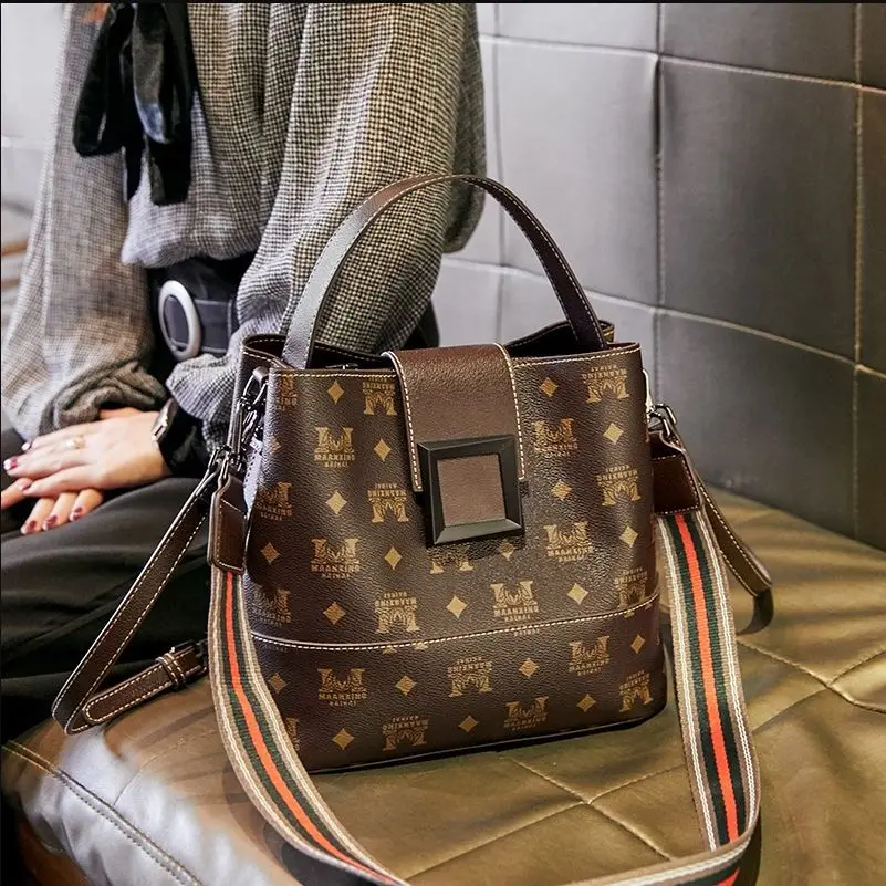 Multi-pocket PVC Leather Shoulder Bag For Women Zipper Double Fashion Bucket Handbag Ladies Retro Commuting Crossbody Tote Bags
Multi-pocket PVC Leather Shoulder Bag For Women Zipper Double Fashion Bucket Handbag Ladies Retro Commuting Crossbody Tote Bags