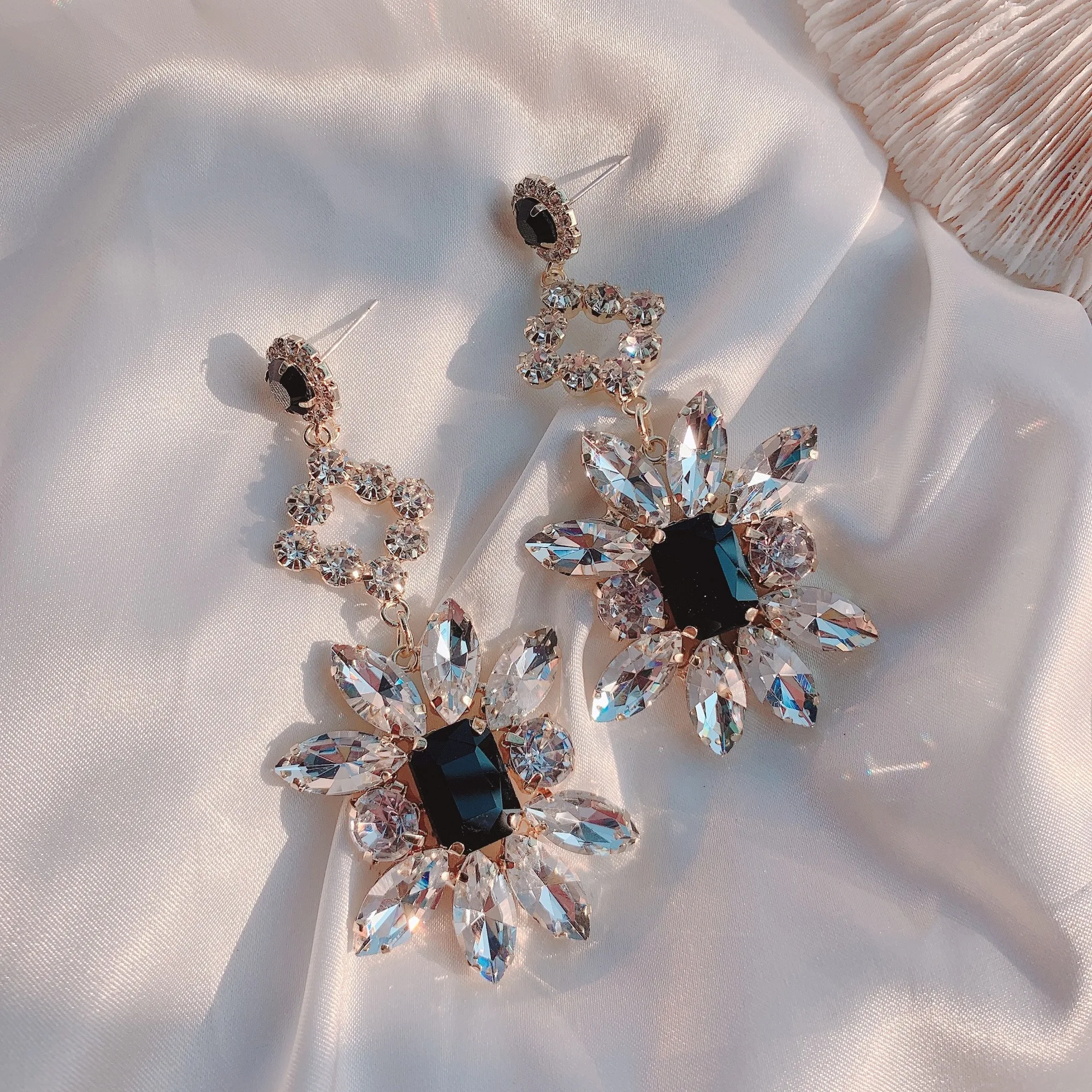 Korean Version of The New Fashion Black Gemstone Earrings Crystal Exaggerated Luxury Banquet Long Earrings Wholesale
Korean Version of The New Fashion Black Gemstone Earrings Crystal Exaggerated Luxury Banquet Long Earrings Wholesale