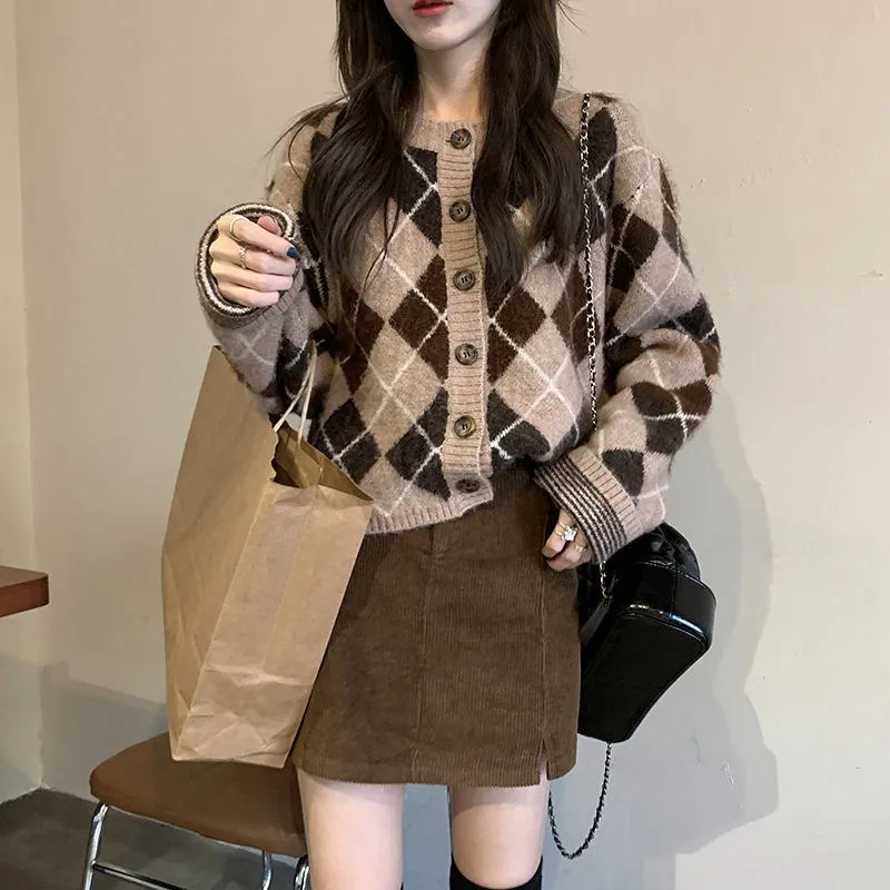 Students Argyle Cardigan Women Knitted Sweater Loose Single Breasted V-neck Lovely Knitwear Korean Oversize Cardigan Winter Tops
Students Argyle Cardigan Women Knitted Sweater Loose Single Breasted V-neck Lovely Knitwear Korean Oversize Cardigan Winter Tops