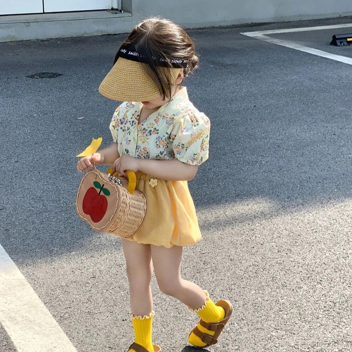 Костюм для девочек в Корейском стиле, Новинка весна-лето 2023, костюм из двух предметов для девочек в стиле ретро с цветочным принтом, рубашка с лацканами + шаровары, милый костюм для девочек
Костюм для девочек в Корейском стиле, Новинка весна-лето 2023, костюм из двух предметов для девочек в стиле ретро с цветочным принтом, рубашка с лацканами + шаровары, милый костюм для девочек