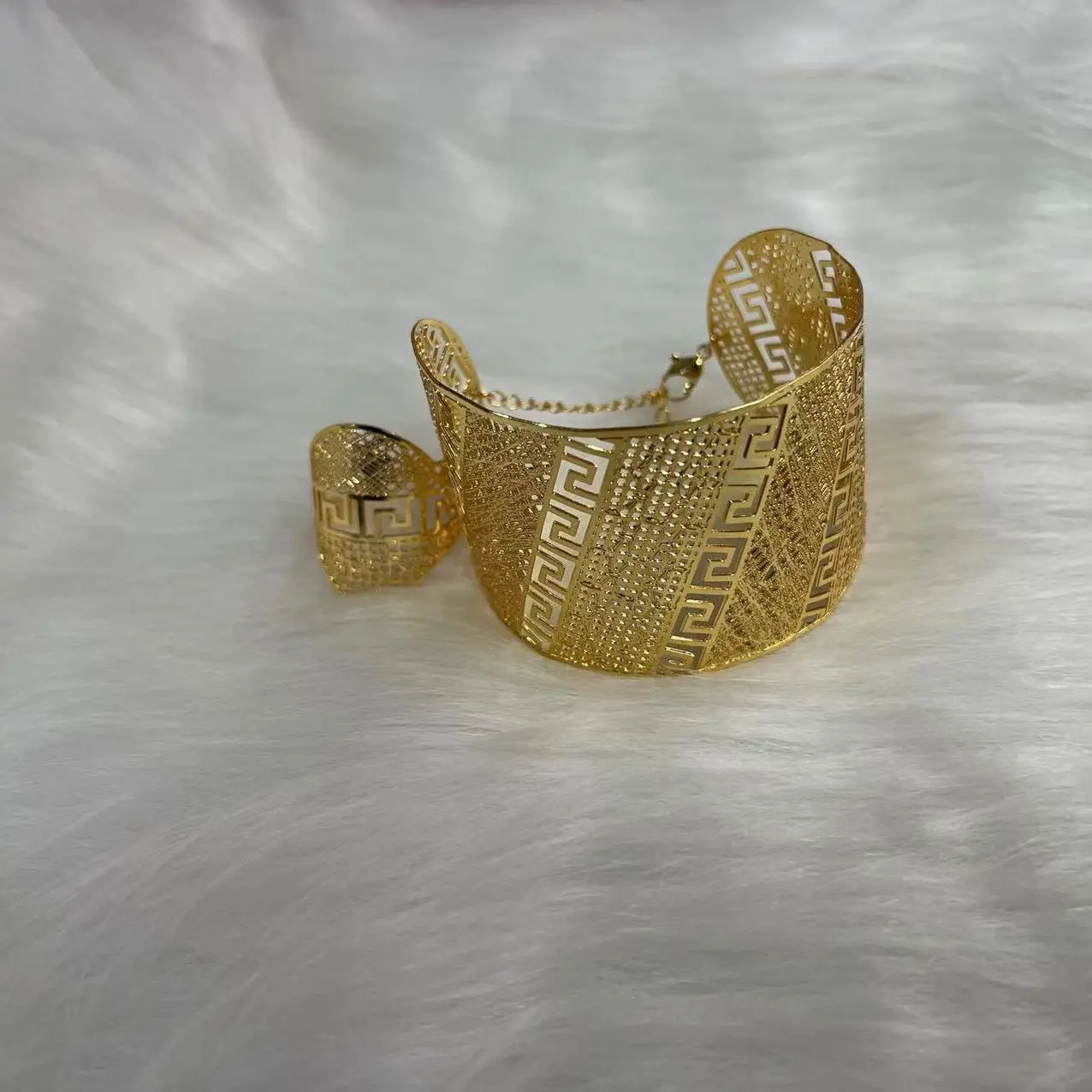 Big Bride 24k Gold Color Dubai Bangles For Women Bijoux Africaine Dubai Bracelets With Ring Wedding Jewelry Party Gifts 2022
Big Bride 24k Gold Color Dubai Bangles For Women Bijoux Africaine Dubai Bracelets With Ring Wedding Jewelry Party Gifts 2022