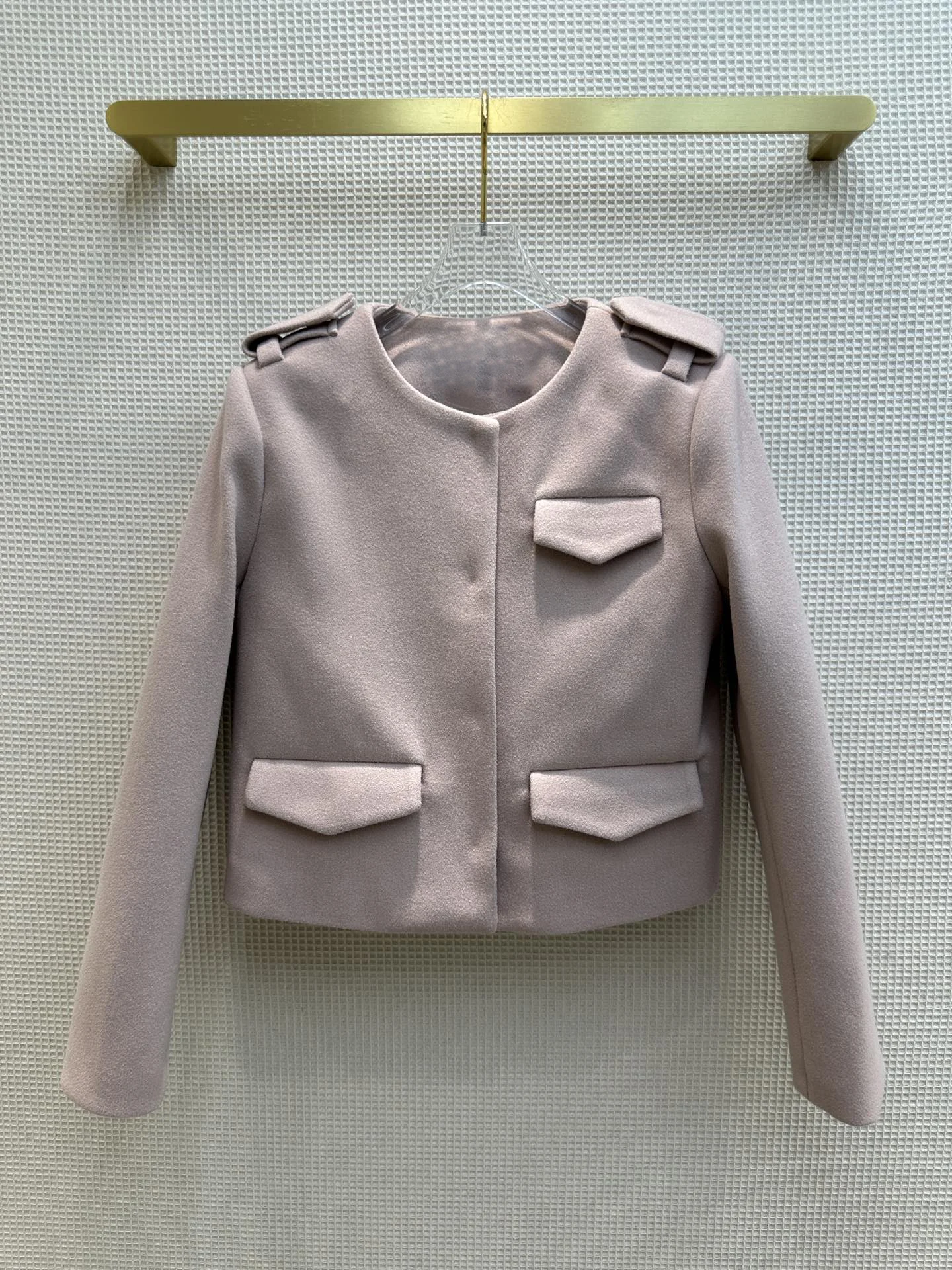 Новинка Осень-зима 202323 розовое шерстяное короткое пальто укороченный дизайн поднимает талию
Новинка Осень-зима 202323 розовое шерстяное короткое пальто укороченный дизайн поднимает талию