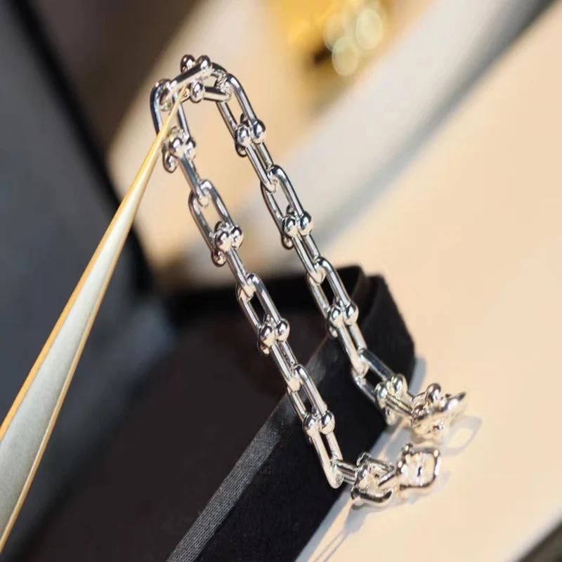 1: 1S925 Sterling Silver European and American Classic Style Thick U-shaped Bracelet for Men and Women Holiday Jewelry Gifts
1: 1S925 Sterling Silver European and American Classic Style Thick U-shaped Bracelet for Men and Women Holiday Jewelry Gifts