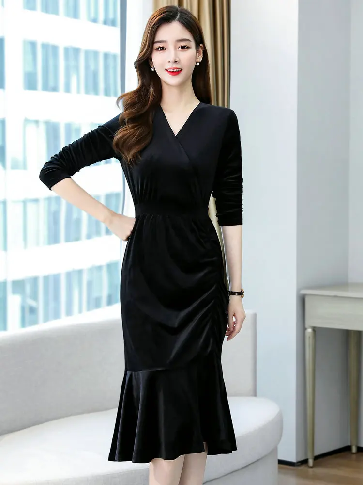Women Black Velvet Dresses V-Neck Long Sleeve One Piece Robe Knee Length Drape Design Velour Fishtail Dress French Style 2022
Women Black Velvet Dresses V-Neck Long Sleeve One Piece Robe Knee Length Drape Design Velour Fishtail Dress French Style 2022