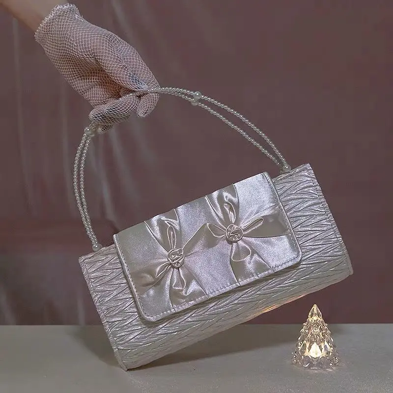 Женская сумочка в стиле принцессы с жемчужной цепочкой
Женская сумочка в стиле принцессы с жемчужной цепочкой