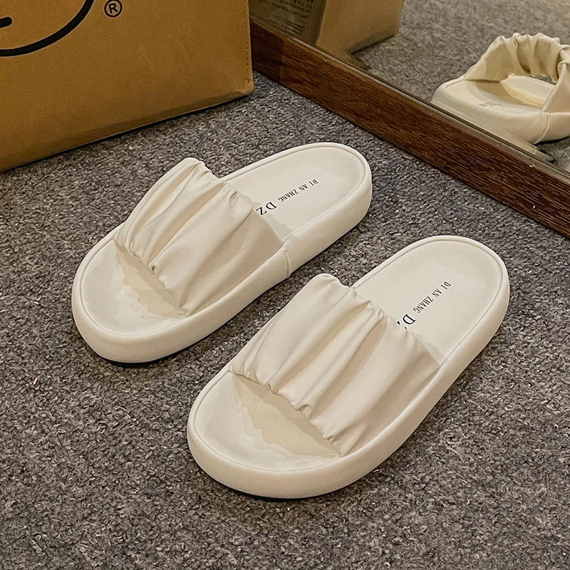 Туфли-лодочки из искусственной кожи на низком каблуке
Туфли-лодочки из искусственной кожи на низком каблуке