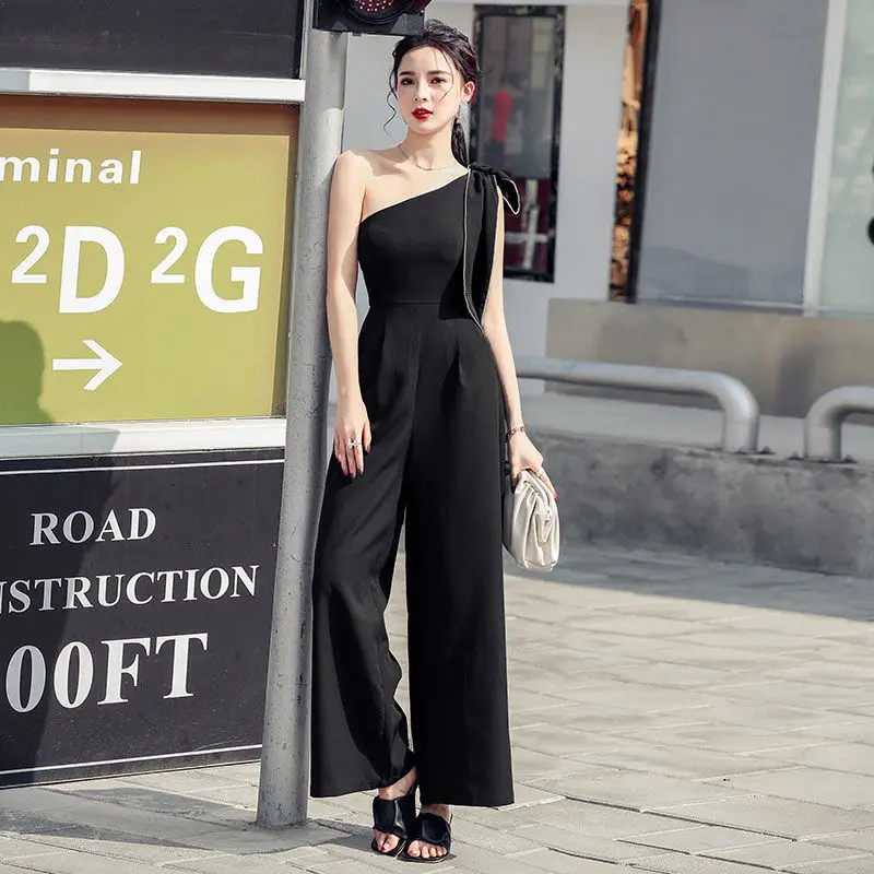 Women 2022 Summer Sexy One Shoulder Rompers Jumpsuit Female Sleeveless Wide Leg Pants Overalls Elegant Lady New Playsuits K17
Women 2022 Summer Sexy One Shoulder Rompers Jumpsuit Female Sleeveless Wide Leg Pants Overalls Elegant Lady New Playsuits K17