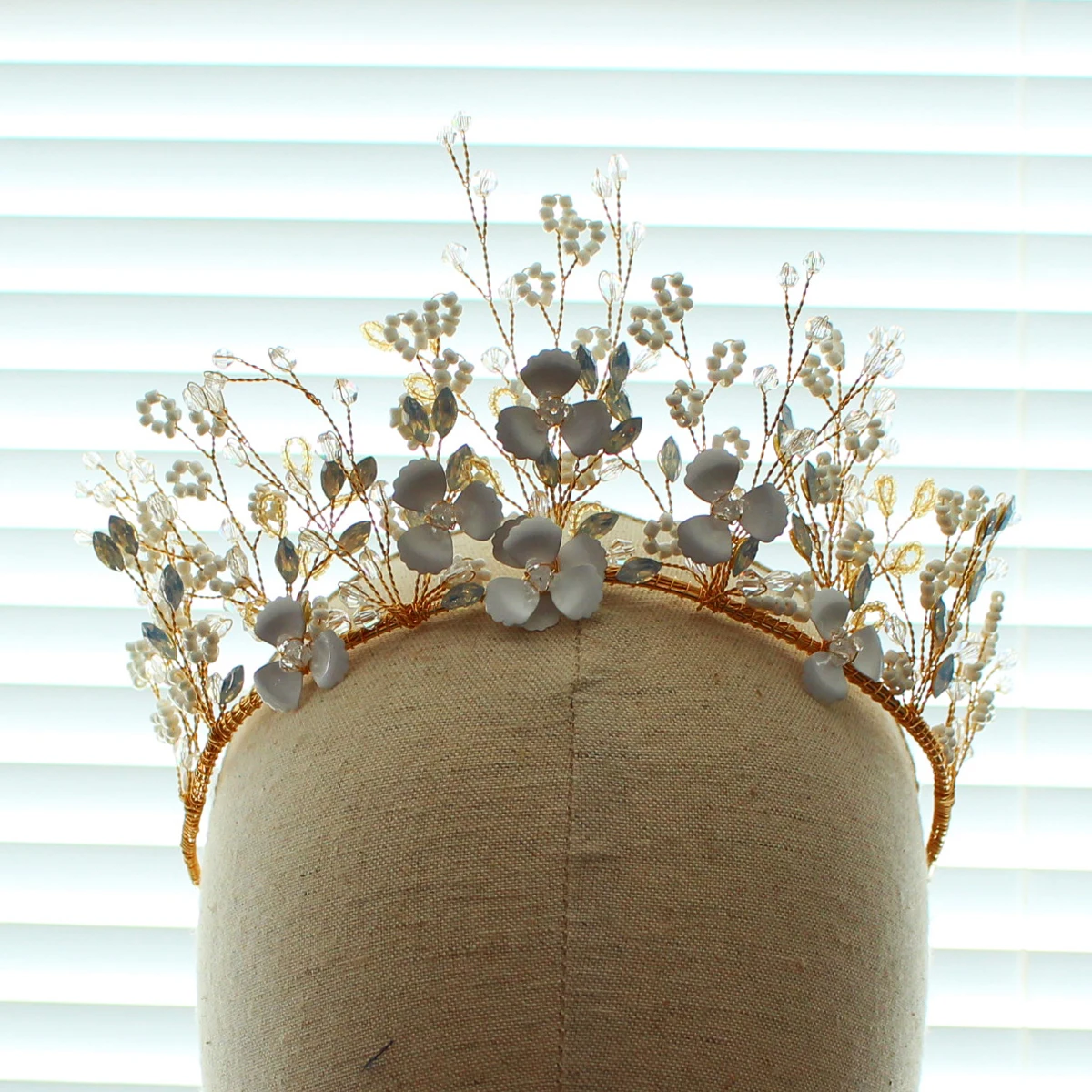 O638-1 Retro Bridal Crown Crystal Beads Ceramic Flower Bridesmaid Headpiece Women Pageant Perform Gift Tiara Wedding Accessories
O638-1 Retro Bridal Crown Crystal Beads Ceramic Flower Bridesmaid Headpiece Women Pageant Perform Gift Tiara Wedding Accessories
