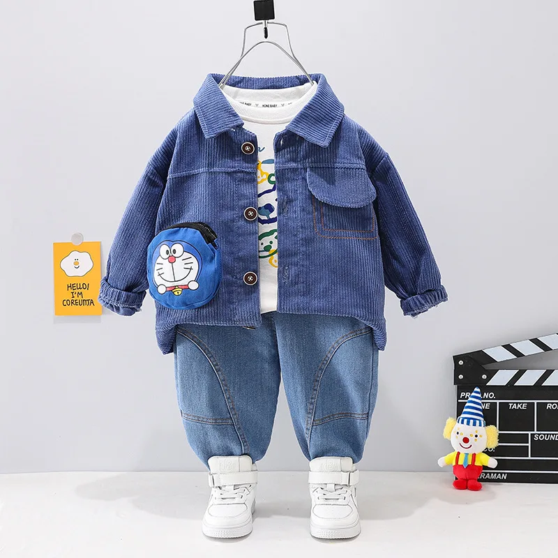 Детская Вельветовая куртка с мультяшным принтом, наплечная сумка с отворотом, джинсовые брюки, костюм из трех предметов, осенний костюм для мальчиков, одежда для мальчиков
Детская Вельветовая куртка с мультяшным принтом, наплечная сумка с отворотом, джинсовые брюки, костюм из трех предметов, осенний костюм для мальчиков, одежда для мальчиков