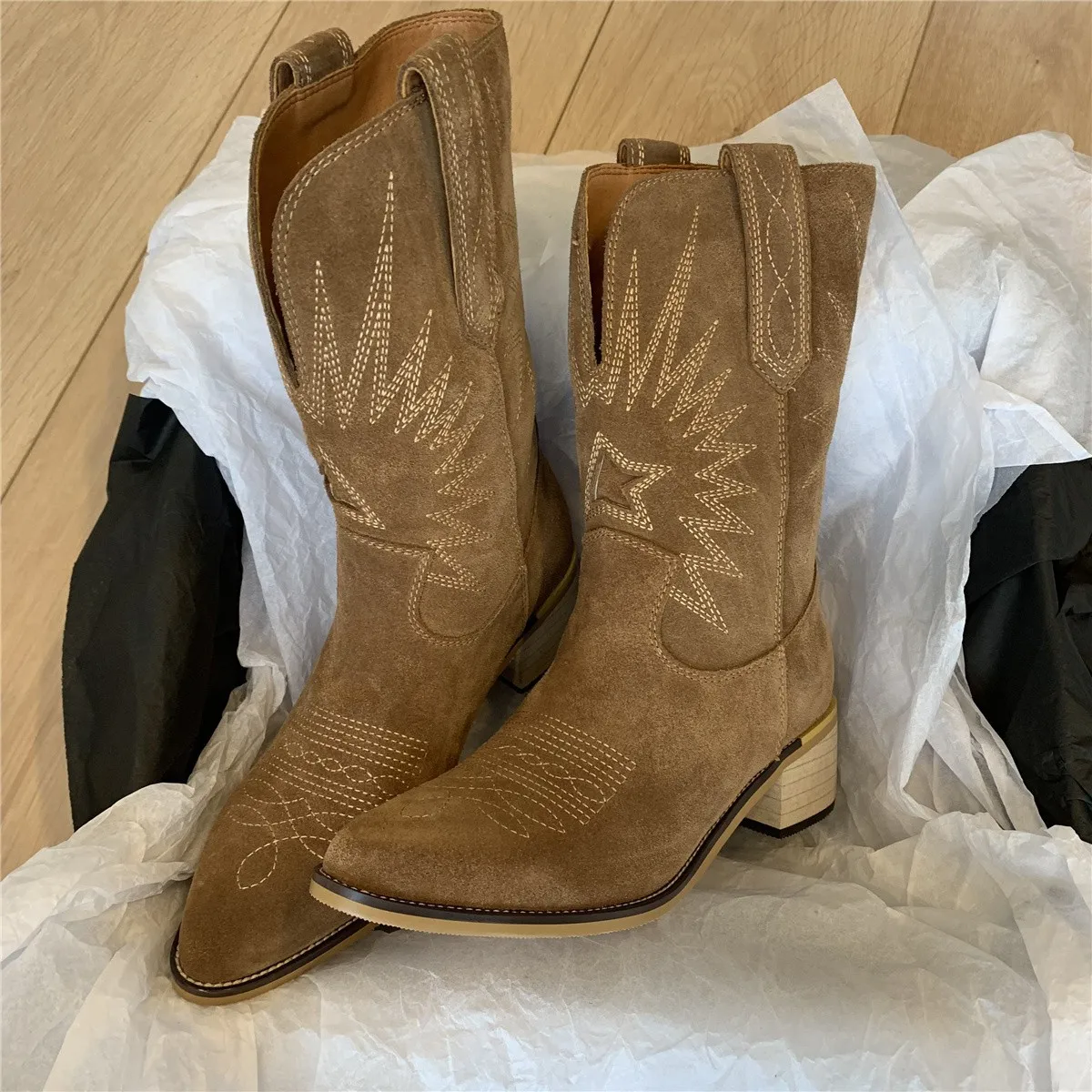 Women Western Boots Spring Vintage Long Tube Knight Boot Female Embroider High Heel Leather Shoes Knee-High Cowboy Boots 35-43
Women Western Boots Spring Vintage Long Tube Knight Boot Female Embroider High Heel Leather Shoes Knee-High Cowboy Boots 35-43