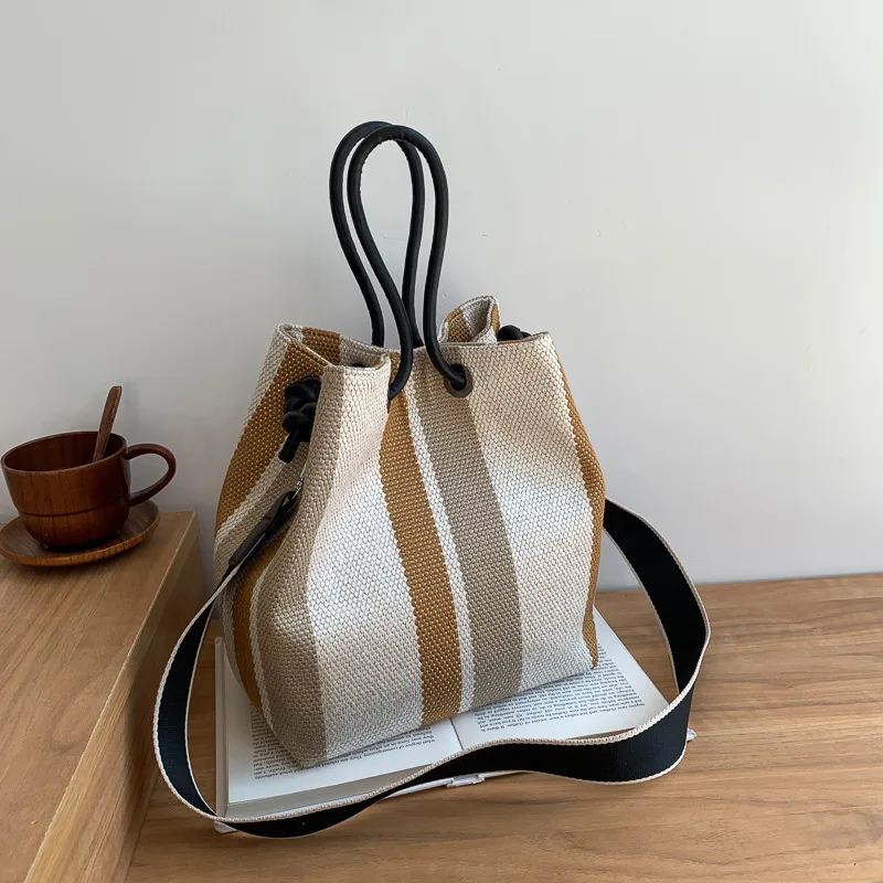 Small texture of small crowdsourcing new trendy large-capacity shoulder bag fashion all-match bucket bag
Small texture of small crowdsourcing new trendy large-capacity shoulder bag fashion all-match bucket bag